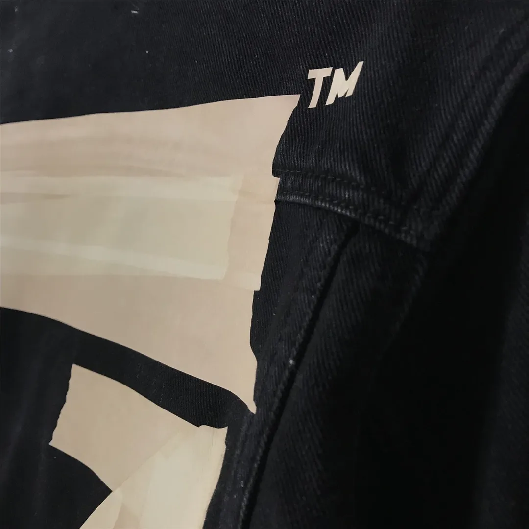 Top tested version OFF WHITE classic tape patch arrow OW men's and women's black denim jacket. The heat transfer process used for printing is not explained in detail. Everyone who has bought my tape series knows the quality. With anti-counterfeiting technology on the back, this is a truly over-the-top off-white yellow tape denim jacket with a distinctive signature and unique high street style! The stylized design is printed on a classic frame, and a layer of foundation-colored colloid with a graffiti effect is superimposed on the printing. It is visually very consistent with the theme, as if a layer of tape has been pasted, and the design is brilliant! Heavy black denim is more tough and retro, with heavy processing of the main elements and a micro-profile version that can be worn by both men and women! Street inkjet arrows, the arrow symbols on the signboard on the back are given different shapes due to different city restrictions. Surrounding the more street-style inkjet elements, the big arrow on the back and the frequent OFF circle graffiti in autumn and winter, the inkjet visual sense of street graffiti is everywhere! Full set of customized accessories Size chart